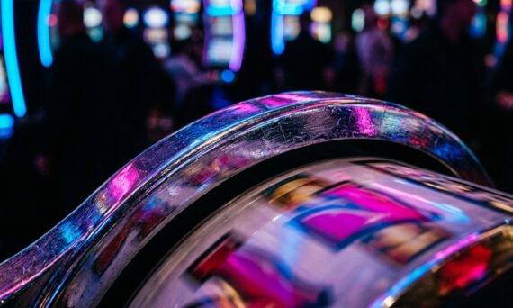 Tampilan gulungan slot mekanik berdampingan dengan layar digital